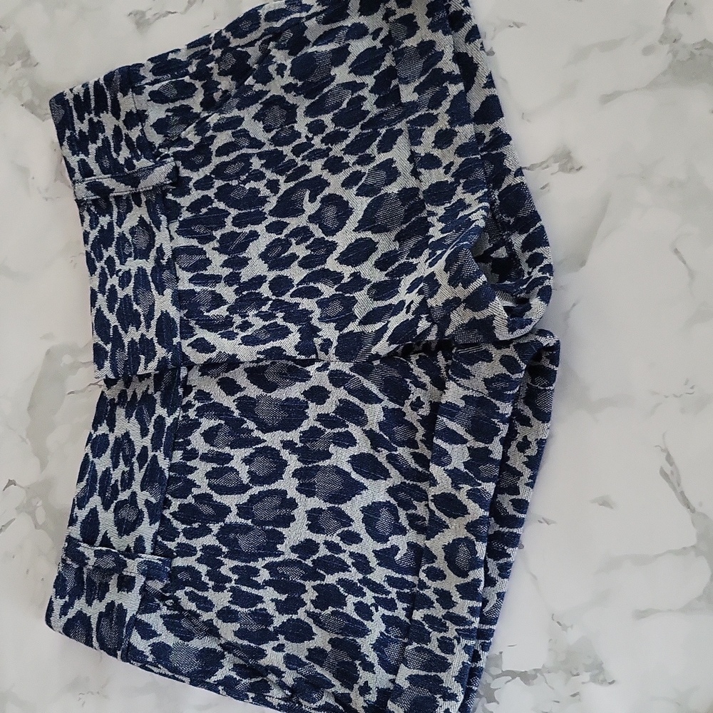 Alice + Olivia Cady Blue Leopard Jacquard Denim Cuffed Shorts - Picture 5 of 10